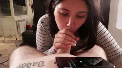 Ich necke meine Stiefschwester, während sie Disney schaut [Sperma]